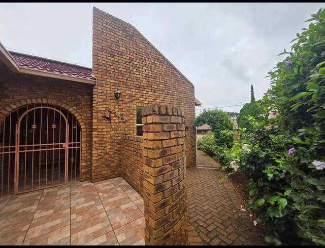 3 BEDROOM HOUSE FOR SALE IN GREENHILLS